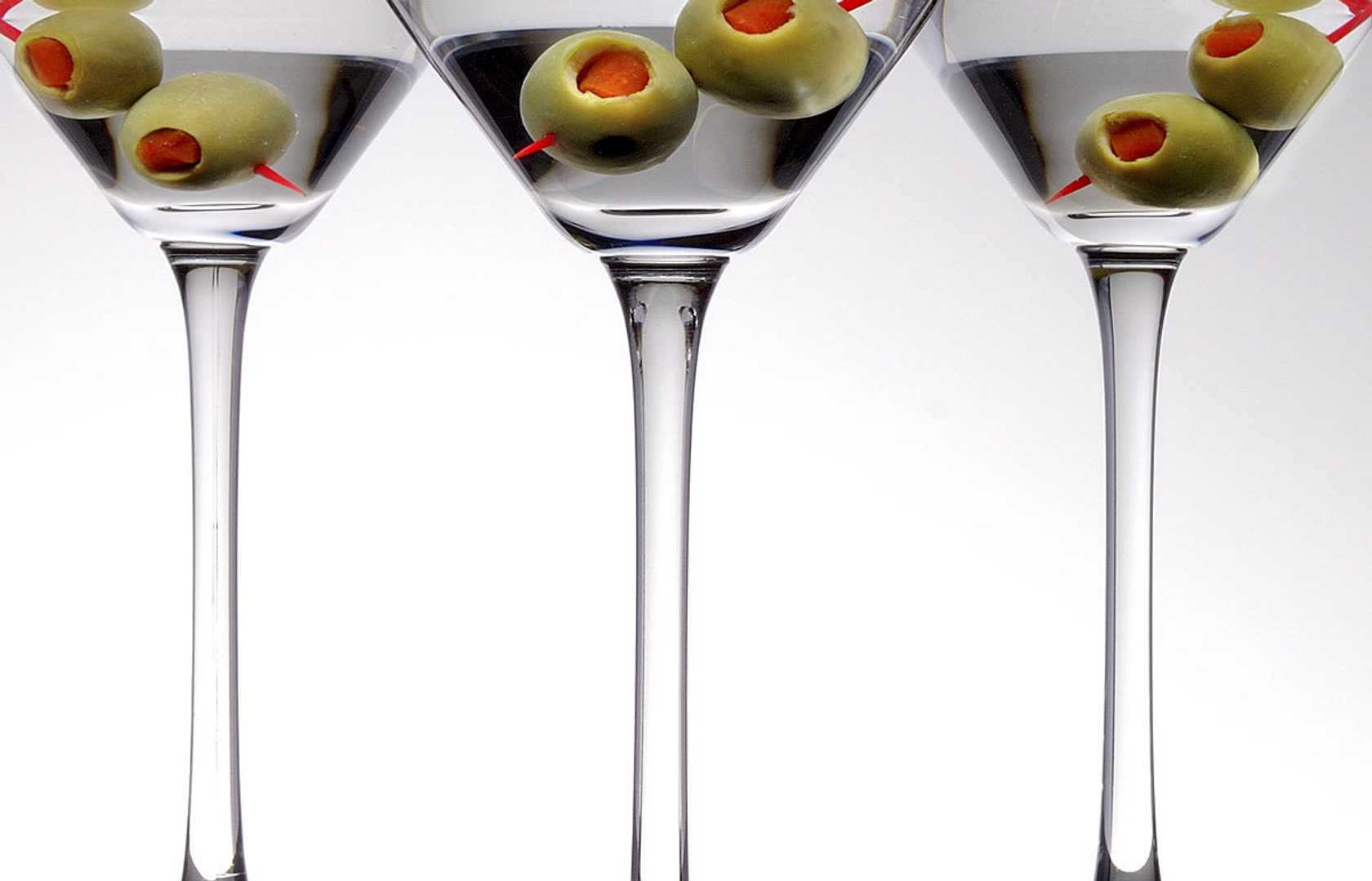 Mixopedia: The Complicated Appeal of the Rimmed Cocktail Glass