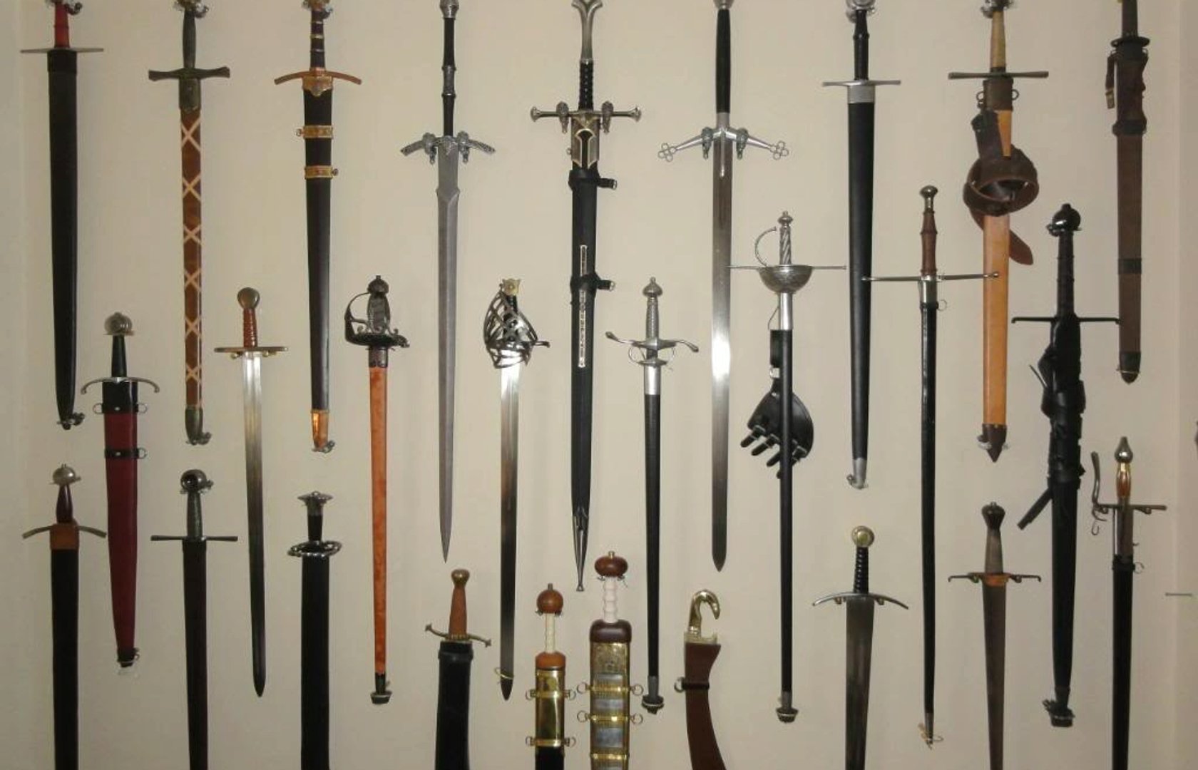 Средневековое оружие на стене